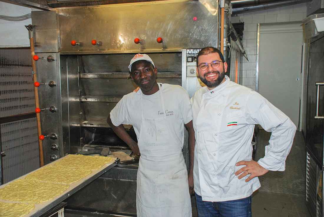 Mohammed inforna la crescenta al Forno Corsini di Porretta Terme