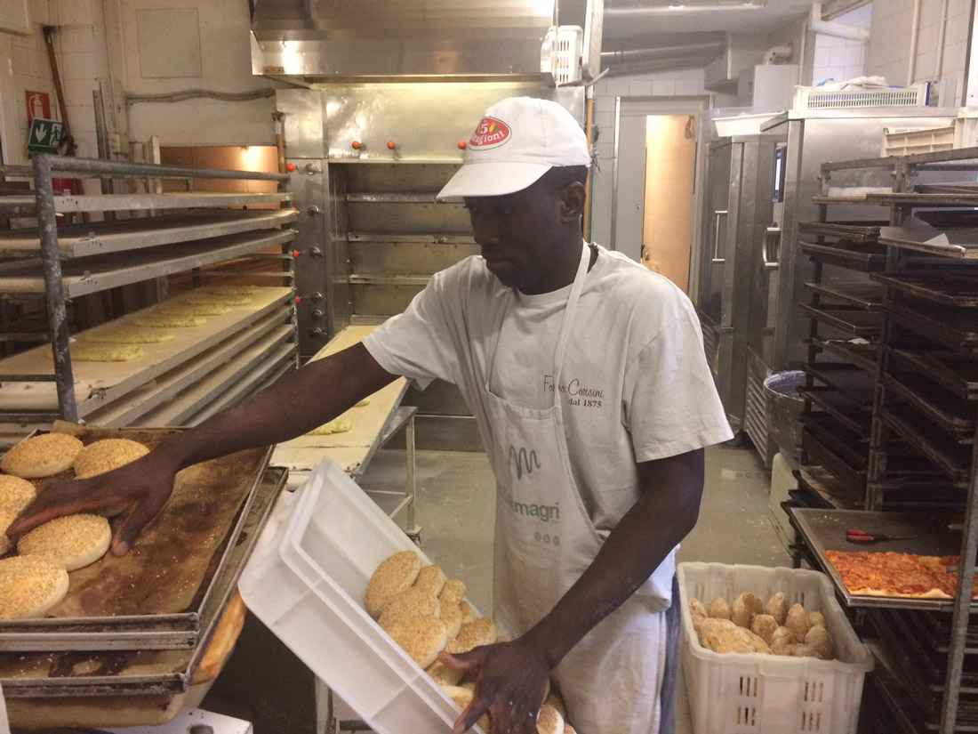 Mohammed Konte panettiere al Forno Corsini di Porretta Terme