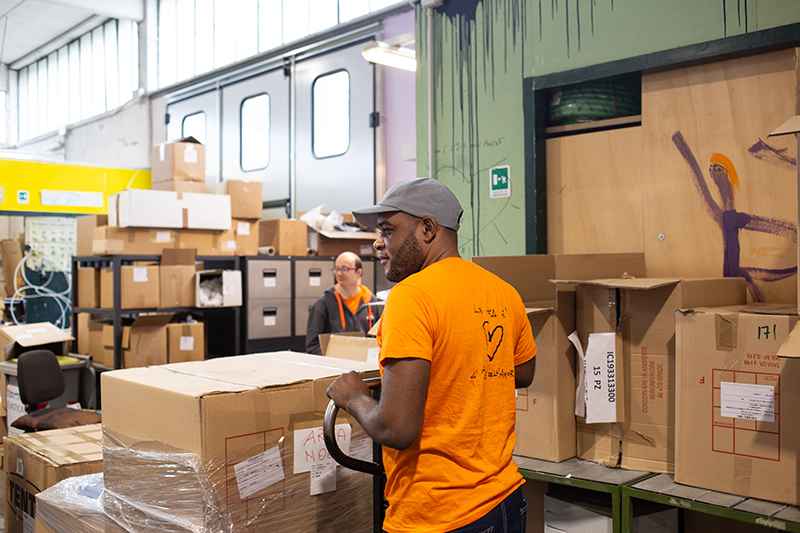 Papy, rifugiato politico della Repubblica Democratica del Congo al lavoro